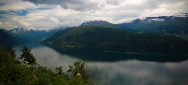 Panoramik manzaralı Norveç'te innvikfjorden, innvik ve utvik Köyü