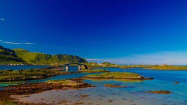 Fredvang Köprüsü, Torvoya ve buoya Adaları ve Hovdanvika Lofoten, Norveç defne panoramik manzara