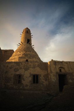 Dış görünümü Al-Qasr eski kent merkezi ve cami, Dakhla oasis, Egypt