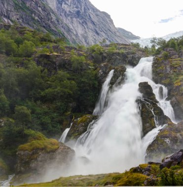 Kleivafossen şelale Briksdalselva Nehri, Briksdalsbreen buzul, Norveç için panoramik görünüm