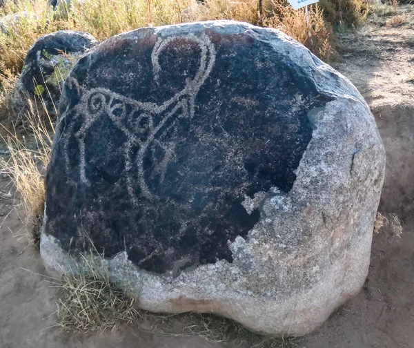 在吉尔吉斯斯坦的 Issyk Kul Chulpon Ata 岩画又名岩石片 — 图库照片