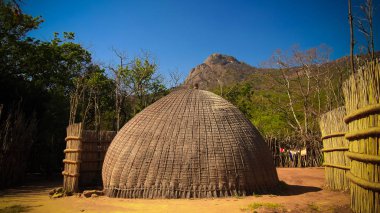 Köyün yakınındaki Manzini, Mbabane, Eswatini, eski Svaziland Hut'ta geleneksel swati