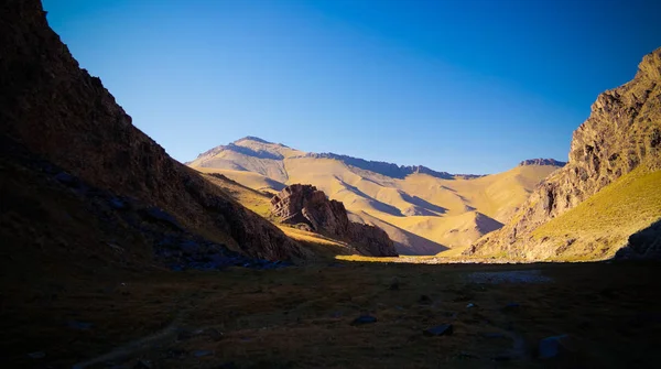Coucher Soleil Sur Rivière Vallée Tash Rabat Province Naryn Kirghizistan — Photo