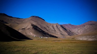 Gün batımı görünümüne Tash-Rabat nehir ve Vadisi, narin ili, Kırgızistan