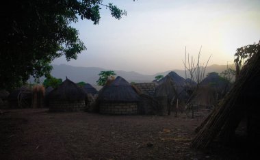 Manzara Poli, Kamerun, gün batımında Dowayo Köyü kabilesinin