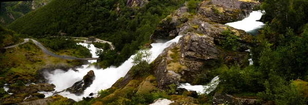 Vista panorâmica para a cachoeira kleivafossen no rio Briksdalselva, glaciar Briksdalsbreen, Noruega — Fotografia de Stock