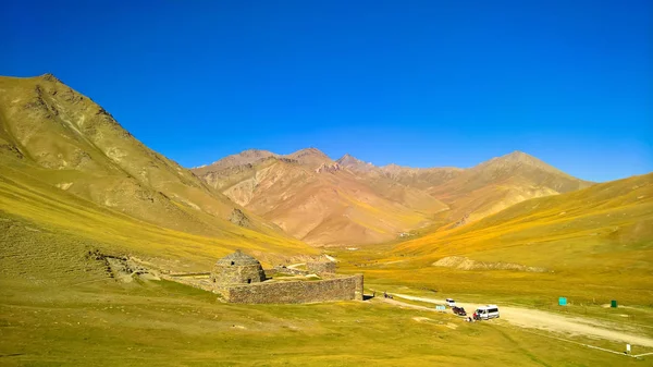 Karavanserai Tash Rabat v horách Ťan-Šan v provincii Naryn, Kyrgyzstán — Stock fotografie