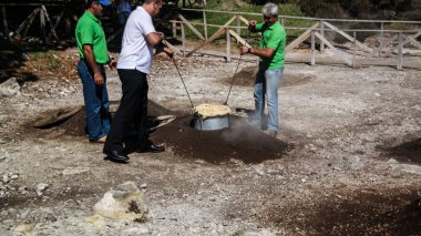 bir yerel çanak Cozido das Furnas sıcak zemin, Sao Miguel, Azores, Portekiz pişirme