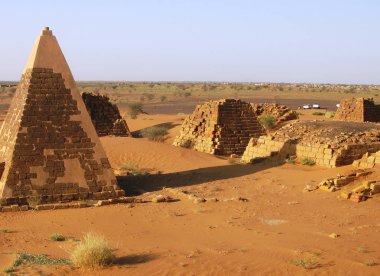 Meroe piramitler Sudan'daki batımında çölde Panoraması,