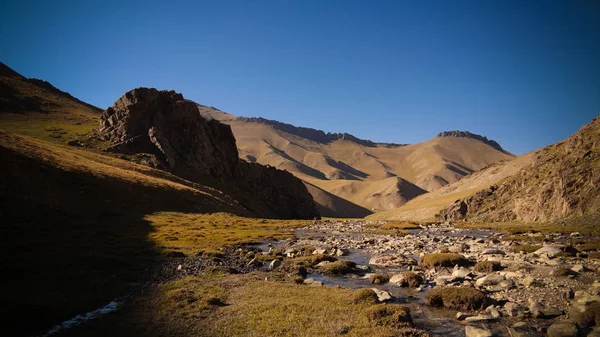 Vista del atardecer al río Tash-Rabat y al valle en la provincia de Naryn, Kirguistán —  Fotos de Stock