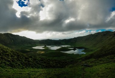 Gün batımı manzaralı Caldeirao krater, Corvo Adası, Azores, Portekiz için