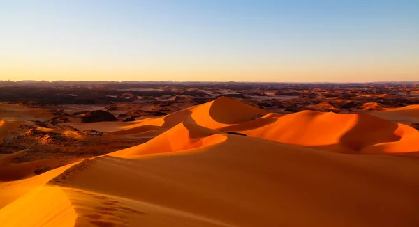 Pôr do sol vista para a duna de Tin Merzouga no parque nacional Tassili nAjjer, na Argélia — Fotografia de Stock