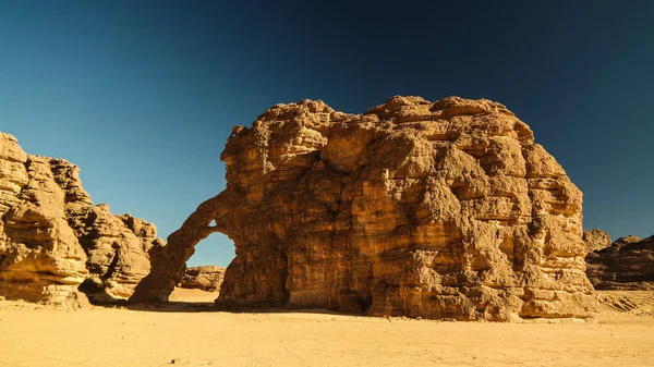 Resumen Formación rocosa en Tikoubaouine (elefante) en el parque nacional Tassili nAjjer, Argelia — Foto de Stock