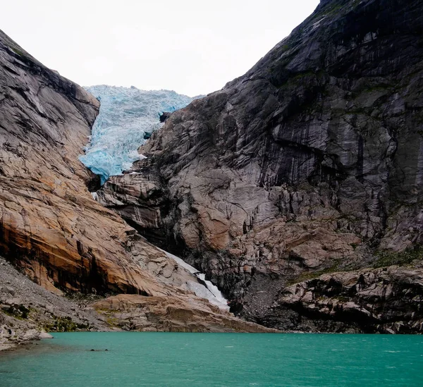 Panorámás kilátással a Briksdal-gleccser Norvégiában — Stock Fotó
