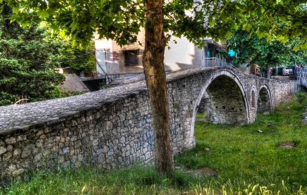 Vista esterna sul ponte di Tanners vicino al fiume Lana, tirana, Albania — Foto Stock
