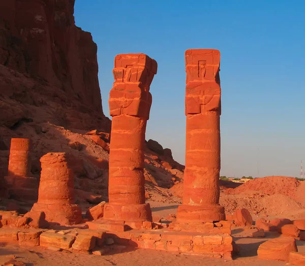 Último pilar de pie del templo de Napata de Amón al pie de la montaña Jebel Barkal en Karima, Sudán — Foto de Stock