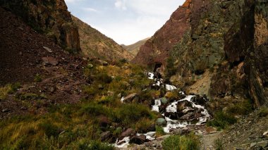 Küçük şelaleye Too-Ashuu pass ve Kara Balta nehir ve vadi, Chuy Region, Kyrgyzstan