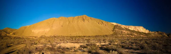 Panoráma kilátás a fennsíkon Ustyurt az Aral-tó szélénél Aktumsuk cape napkeltekor, Karakalpaksztán, Üzbegisztán — Stock Fotó