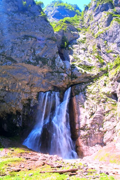 Met het oog op Gega waterval en de rivier in Abkhazia, Georgia — Stockfoto