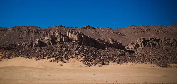 沙漠景观 el berdj 峡谷在 tassili Najjer 国家公园, 阿尔及利亚 — 图库照片