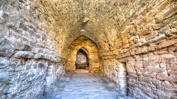 Interior de Tash Rabat caravanserai em Tian Shan montanha na província de Naryn, Quirguistão — Fotografia de Stock