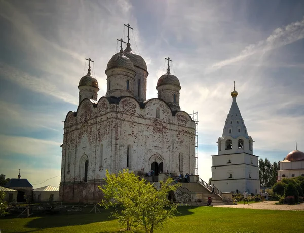 Widok zewnętrzny do Mozhajskij Luzhetsky Feropontov klasztoru, Możajskiem Moscow region, Federacja Rosyjska — Zdjęcie stockowe