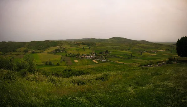 Paesaggio con i bunker militari in mezzo a campi rurali, Apollonia, Fier, Albania — Foto Stock