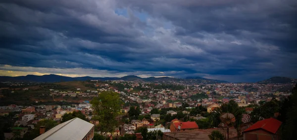 Vista panorámica aérea de la ciudad de Fianarantsoa al atardecer, Madagascar — Foto de Stock