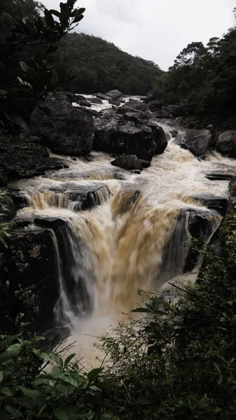 Las cataratas de Andriamamovoka en el río Namorona en la región de Vatovavy-Fitovinany cerca del Parque Nacional Ranomafana . — Foto de Stock
