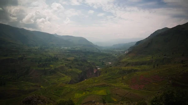 Veduta panoramica aerea del canyon di Colca e della città di Madrigal dal punto di vista madrigale, Chivay, Arequipa, Perù — Foto Stock