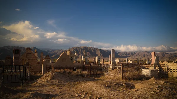 Panoráma kilátás a muzulmán temető Semiz Bel az Kochkor-Naryn, Kirgizisztán — Stock Fotó
