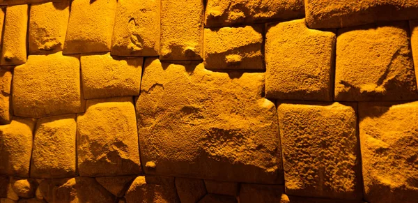 Blick auf den zwölfeckigen Stein aka hatun rumiyoc als Teil einer Mauer des Palastes des Erzbischofs von Cuzco, Peru — Stockfoto