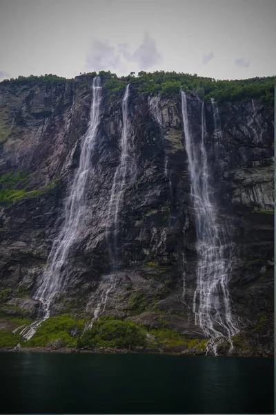 Panoramisch uitzicht aan zeven zusters waterval en Geirangerfjord in Noorwegen — Stockfoto