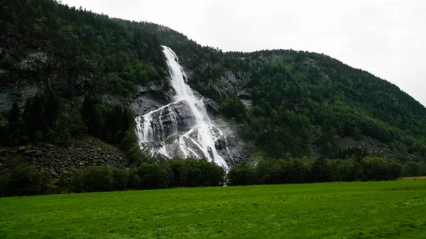 Panoramatický pohled na Vidfossen vodopád na gronsdalslona řeky, Odda, Norsko — Stock fotografie