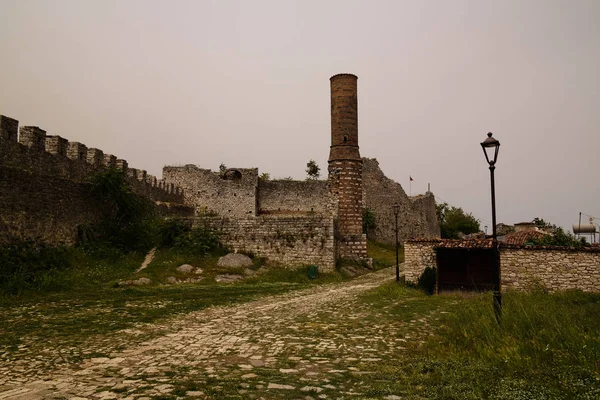 Зовнішнє подання для зруйнований Xhamia e Kuqe в Berat фортеці, Berat, Албанія — стокове фото