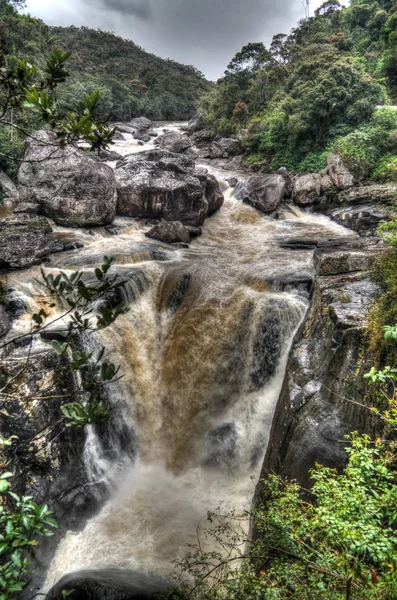 Les chutes Andriamamovoka sur la rivière Namorona Madagascar — Photo