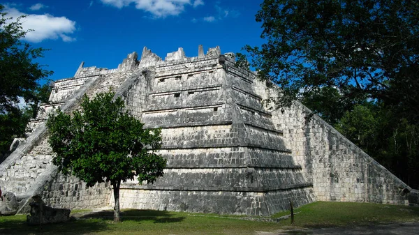 Vista exterior al Templo de las Mesas aka Lugar de Culto en Chichén-Itzá, México —  Fotos de Stock