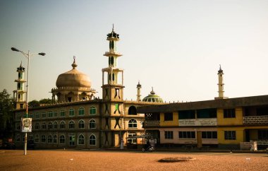 Afa Ajura Camii, Tamale, Gana için dış görünümü