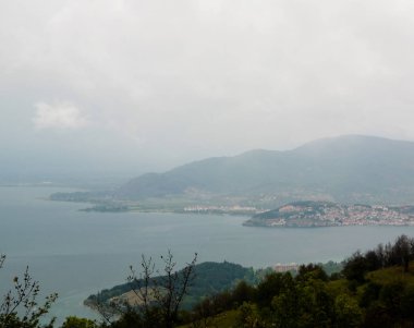 Konjsko, Elshani, Kuzey Makedonya üzerinden Ohri Gölü ve şehir panoramik havadan görünümü