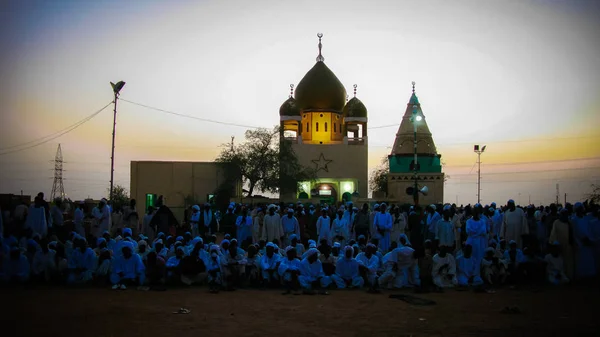 Festival dervishes en el cementerio Alshikh Hamad Al Neel, Omdurman, Sudán — Foto de Stock