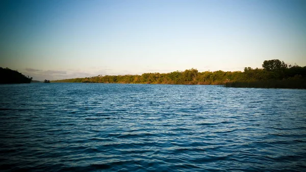 Rasoabe 및 Ranomainty 호수, 토 아마 시 나 주, 마다가스카르 사이 채널의 풍경 — 스톡 사진