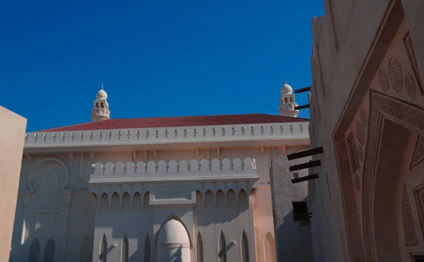Exterior view to Sheikh Isa Bin Ali Al Khalifa house and mosque, Manama, Bahrain — Stock Photo, Image