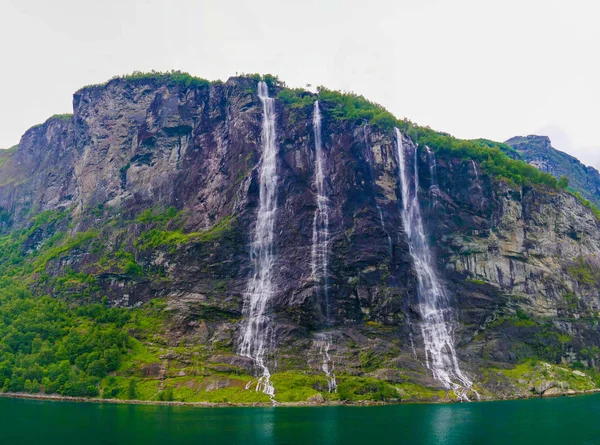 Vista panoramica sulla cascata delle Sette Sorelle e Geirangerfjord in Norvegia — Foto Stock