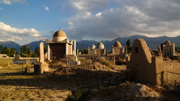 Panoramatický pohled na muslimský hřbitov Semiz Bel v Kochkor Naryn, Kyrgyzstán — Stock fotografie