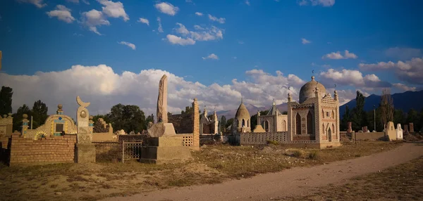 Vista panoramica al cimitero musulmano Semiz Bel a Kochkor a Naryn, Kirghizistan — Foto Stock