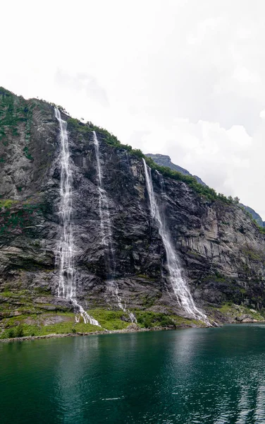 Vista panorámica de la cascada de las Siete Hermanas y Geirangerfjord en Noruega — Foto de Stock