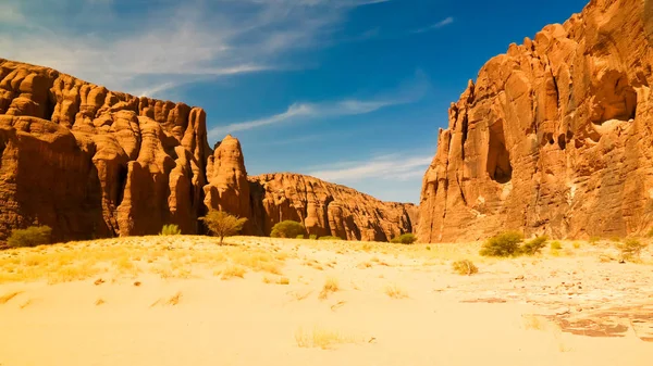 Resumen Formación rocosa en meseta Ennedi cerca del arco Aloba en Chad — Foto de Stock