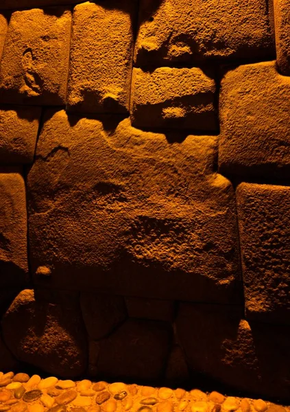 Blick auf den zwölfeckigen Stein aka hatun rumiyoc als Teil einer Mauer des Palastes des Erzbischofs von Cuzco, Peru — Stockfoto