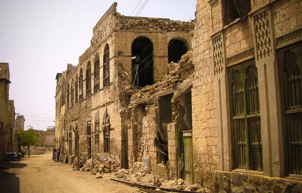 Edifício de estilo colonial arruinado na rua de Massawa, na Eritreia — Fotografia de Stock