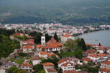 Samuels kale, Kuzey Makedonya üzerinden Ohri Gölü ve şehir panoramik havadan görünümü